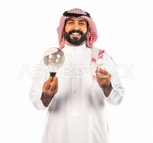 بورتريه لرجل سعودي خليجي عبقري يحمل المصباح الضوئي بإيماءات وجه ويدين مختلفة ، أفكار إبداعية تطويرية ، مفهوم الفكرة مع الإبتكار والإلهام ، تحقيق الإنجازات والإبتكارات ، براءة الإختراع ، خلفية بيضاء ، المصباح الكهربائي الضوئي