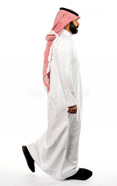 بورتريه لرجل عربي سعودي خليجي يقوم بجلسة تصوير بإيماءات وجه ويدين مختلفة ، منظر جانبي لرجل سعودي مسلم يرتدي زي تقليدي سعودي مع شماغ وعقال ، خلفية بيضاء