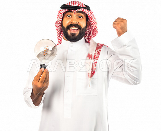 بورتريه لرجل سعودي خليجي عبقري يحمل المصباح الضوئي بإيماءات وجه ويدين مختلفة ، أفكار إبداعية تطويرية ، مفهوم الفكرة مع الإبتكار والإلهام ، تحقيق الإنجازات والإبتكارات ، براءة الإختراع ، خلفية بيضاء ، المصباح الكهربائي الضوئي