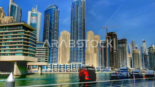 النمو والتطور العمراني للابراج وناطحات السحاب على ساحل الخليج العربي، المعالم السياحية المشهورة في دبي، الفن الهندسي المعماري على الطراز الحديث في الإمارات العربية المتحدة، مناطق جذب واستقطاب السياح من شتى أنحاء العالم، حركة السفن القوارب نهارا 