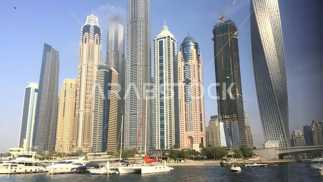 الفن الهندسي المعماري على الطراز الحديث في الإمارات العربية المتحدة، مناطق جذب واستقطاب السياح من شتى أنحاء العالم، حركة السفن القوارب نهارا، النمو والتطور العمراني للابراج وناطحات السحاب على ساحل الخليج العربي، المعالم السياحية المشهورة في دبي
