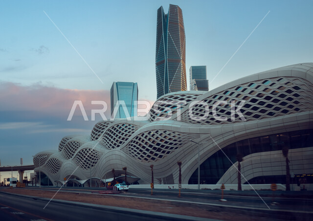 محطة قطار مترو مدينة الرياض أمام مركز الملك عبدالله المالي (كافد)، شبكة المواصلات والحركة المرورية في العاصمة، وسائل المواصلات والتنقل الحديثة، أماكن ومعالم سياحية مشهورة في المملكة العربية السعودية، الفن الهندسي المعماري للأبراج وناطحات السحاب