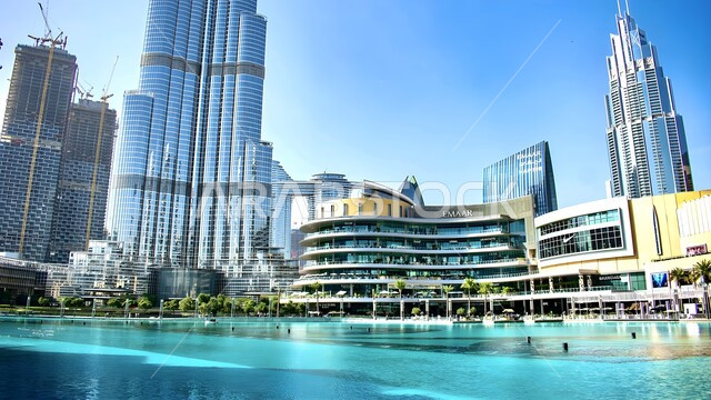 جذب واستقطاب السياح من شتى أنحاء العالم، الفن الهندسي المعماري على الطراز الحديث والمتطور للمنشآت والمباني السكنية، المعالم السياحية المشهورة في  الامارات العربية المتحدة، النهضة الاقتصادية والتطور العمراني للأبراج وناطحات السحاب في دبي