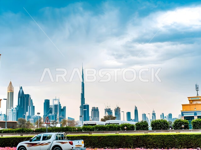 الاهتمام بالمناظر الطبيعية، الفن الهندسي المعماري على الطراز الحديث والمتطور للمنشآت والمباني السكنية، المعالم السياحية المشهورة في  الامارات العربية المتحدة، التطور العمراني للأبراج وناطحات السحاب في دبي، جذب واستقطاب السياح من شتى أنحاء العالم