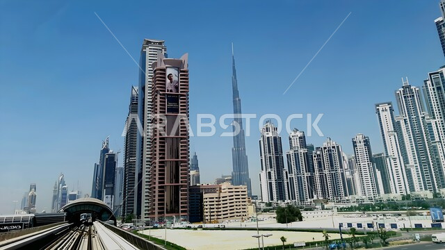 التقدم والتطور العمراني للأبراج وناطحات السحاب في دبي، الفن الهندسي المعماري على الطراز الحديث والمتطور للمنشآت والمباني السكنية، المعالم السياحية المشهورة في الإمارات العربية المتحدة، جذب واستقطاب السياح من شتى أنحاء العالم