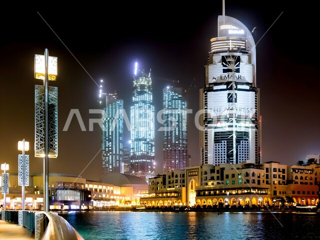 المعالم السياحية المشهورة في الإمارات العربية المتحدة، أبراج داون تاون دبي مول المطلة على البحر، فندق العنوان في إمارة دبي، الفن الهندسي المعماري للأبراج وناطحات السحاب المضية في الليل، مناطق جذب واستقطاب السياح من شتى أنحاء العالم