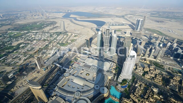الفن الهندسي المعماري على الطراز الحديث والمتطور للمنشآت والمباني السكنية، المعالم السياحية المشهورة، التقدم والتطور العمراني للأبراج وناطحات السحاب، صورة جوية لدبي في الإمارات العربية المتحدة، جذب واستقطاب السياح من شتى أنحاء العالم