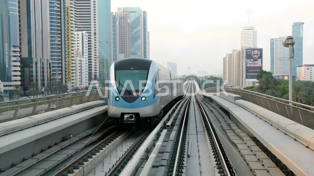 الاهتمام بالبنية التحتية للجسور والطرقات، محطات وصول المسافرين، صورة مقربة لقطار مترو دبي، توفير التسهيلات والخدمات للمغادرين والقادمين إلى الإمارات العربية المتحدة، مفهوم المواصلات العامة، أحدث أنظمة السكك الحديدية