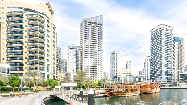 الواجهة البحرية على ساحل الخليج العربي، حركة اليخوت والسفن في البحر، الفن الهندسي المعماري للمباني المطلة على المرفأ، مناطق جذب السياح من شتى أنحاء العالم، أماكن دبي السياحية المشهورة، النمو والتوسع العمراني للأبراج وناطحات السحاب في الإمارات العربية المتحدة