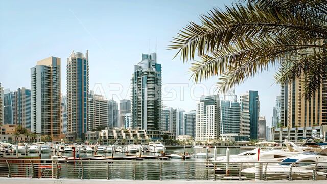 حركة اليخوت والسفن في البحر، الفن الهندسي المعماري للمباني المطلة على المرفأ، مناطق جذب السياح من شتى أنحاء العالم، أماكن دبي السياحية المشهورة، النمو والتوسع العمراني للأبراج وناطحات السحاب في الإمارات العربية المتحدة، الواجهة البحرية على ساحل الخليج العربي