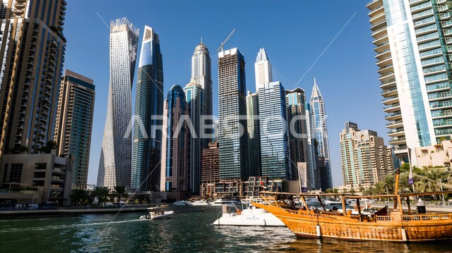 حركة اليخوت والسفن في البحر، الفن الهندسي المعماري للمباني المطلة على المرفأ، مناطق جذب السياح من شتى أنحاء العالم، أماكن دبي السياحية المشهورة، النمو والتوسع العمراني للأبراج وناطحات السحاب في الإمارات العربية المتحدة، الواجهة البحرية على ساحل الخليج العربي