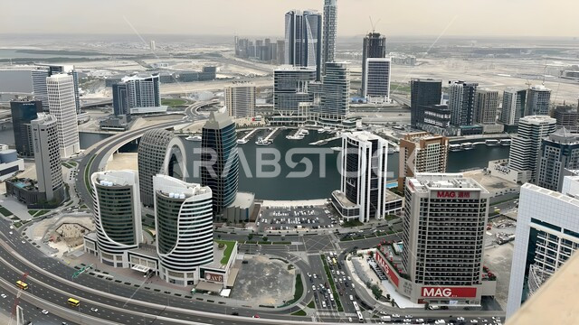 شبكة الطرق والشوارع المعبدة في الإمارات العربية المتحدة، الفن الهندسي المعماري للمنشآت التجارية والسكنية، صورة جوية  للأبراج وناطحات السحاب في إمارة دبي، معالم واماكن سياحية مشهورة، النمو والتوسع العمراني وتحسين البنية التحتية