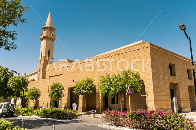 مسجد الملك عبد العزيز الكبير في مدينة الرياض في المملكة العربية السعودية في وقت النهار، مفهوم العبادة و التقرب الى الله تعالى, نداء المسلمين لأداء الفرائض الدينية, أماكن ومعالم اسلامية دينية مقدسة