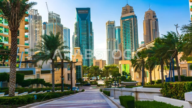 الفن الهندسي المعماري للأبراج وناطحات السحاب في الامارات العربية المتحدة، الأماكن والمعالم السياحية المشهورة، الاهتمام في زراعة النبات الأخضر وأشجار النخيل والاعتناء بها، التطور والتقدم العمراني للمباني والمنشآت السياحية في مدينة دبي