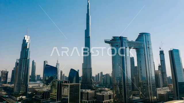 أماكن ومعالم سياحية مشهورة، التطور والتقدم العمراني في الامارات العربية المتحدة، برج خليفة الشهير في مدينة دبي في النهار، الفن الهندسي المعماري للأبراج وناطحات السحاب، جذب واستقطاب السياح من انحاء العالم