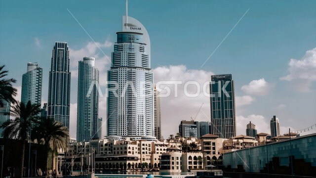 جذب واستقطاب السياح من انحاء العالم، فندق العنوان في إمارة دبي في الإمارات العربية المتحدة، الفن الهندسي المعماري للأبراج وناطحات السحاب، معالم وأماكن سياحية مشهورة، أبراج داون تاون دبي مول، التطور والنمو العمراني للمباني والمنشآت التجارية