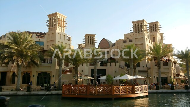  الفن الهندسي المعماري على الطراز الحديث للمباني والمنشآت في مدينة الجميرا، الاهتمام في زراعة الأشجار والمساحات الخضراء، الفنادق والمنتجعات الفاخرة في الإمارات العربية المتحدة، جذب واستقطاب السياح من انحاء العالم