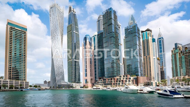 حركة اليخوت والسفن في محطة مارينا مول في دبي نهارا, الفن الهندسي المعماري للمباني والمنشآت المطلة على المرفأ، النمو والتطور العمراني للأبراج وناطحات السحاب في الإمارات العربية المتحدة، معالم إمارة دبي السياحية المشهورة, الواجهة البحرية على ساحل الخليج العربي