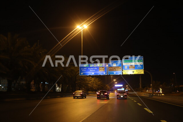 صورة ليلية توضح الطريق الرئيسي المؤدي الى الدرعية ، الخط السريع الخاص بوسائل المواصلات ، طريق في احدى شوارع الرياض في المملكة العربية السعودية ، لوحة مرورية لتوجيه السائق للاماكن 