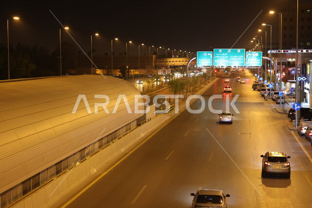 صورة ليلية توضح الطريق الرئيسي المؤدي الى الدرعية ، الخط السريع الخاص بوسائل المواصلات ، طريق في احدى شوارع الرياض في المملكة العربية السعودية ، لوحة مرورية لتوجيه السائق للاماكن 