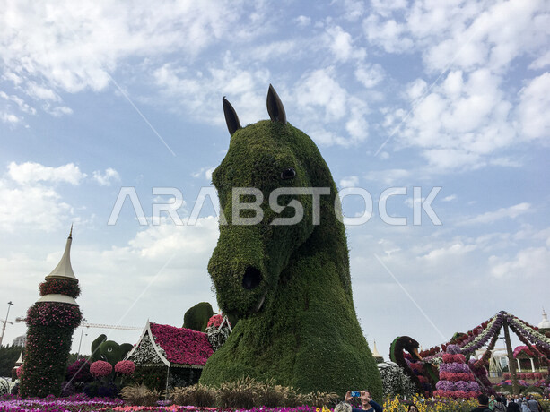 صورة لتمثال عملاق على شكل رأس حصان مصنوع من الورد في حديقة دبي المعجزة في الإمارات العربية المتحدة، معالم دبي السياحية، جمال حدائق دبي، السياحة في الإمارات