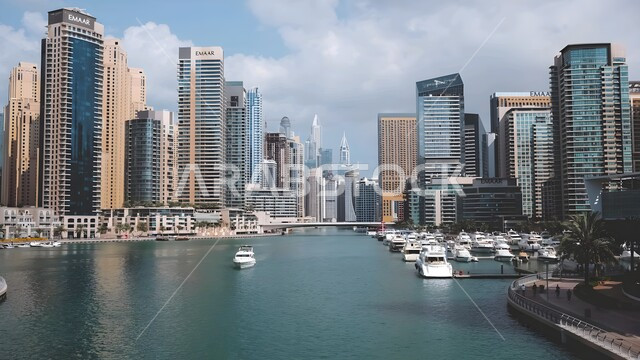 حركة اليخوت والسفن في البحر، الفن الهندسي المعماري للمباني المطلة على المرفأ، مناطق جذب السياح من شتى أنحاء العالم، أماكن دبي السياحية المشهورة، النمو والتوسع العمراني للأبراج وناطحات السحاب في الإمارات العربية المتحدة، الواجهة البحرية على ساحل الخليج العربي