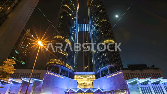 الفن الهندسي المعماري على الطراز الحديث للأبراج وناطحات السحاب، معالم وأماكن سياحية مشهورة في مدينة دبي، المباني والمنشآت التجارية في الامارات العربية المتحدة, جذب واستقطاب السياح من أنحاء العالم, النمو والتطور العمراني لأبراج الإمارات المالية المضيئة ليلاً