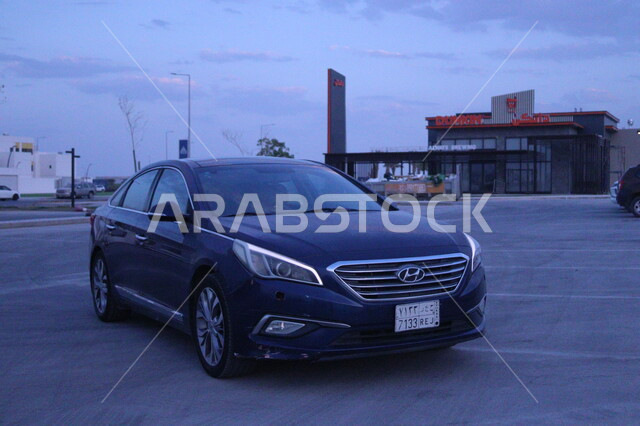 سيارة سوناتا مركونة في الموقف، وسائل النقل في المملكة العربية السعودية، فعاليات ومعارض متميزة، بيع وإيجار السيارات، مفهوم السيارة الأنيقة والعصرية