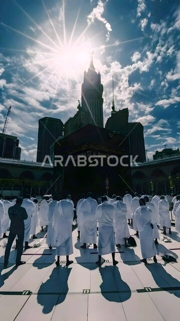 حجاج ومعتمرين بيت الله الحرام يقومون بالصلاة حول الكعبة المشرفة في الحرم المكي الشريف بمكة المكرمة، أماكن ومعالم إسلامية مقدسة في المملكة العربية السعودية، أداء مناسك الحج والعمرة، العبادة والتقرب إلى الله