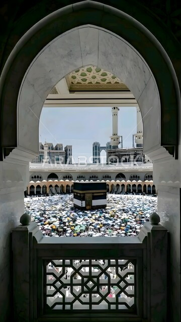 أداء مناسك الحج والعمرة، أماكن ومعالم إسلامية مقدسة في المملكة العربية السعودية، حجاج ومعتمرين بيت الله الحرام يقومون بالصلاة حول الكعبة المشرفة في الحرم المكي الشريف بمكة المكرمة، العبادة والتقرب إلى الله