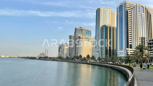 اطلالة على الوجهة البحرية، الفن الهندسي المعماري للأبراج وناطحات السحاب المطلة على الخليج العربي، المعالم السياحية المشهورة، اماكن جذب واستقطاب السياح، كورنيش الشارقة بالامارات العربية المتحدة