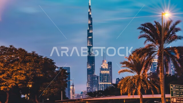 مبنى برج خليفة المضيء ليلا، الفن الهندسي المعماري لبناء المباني المنشآت التجارية والسكنية, منظر الأبراج و ناطحات السحاب المشهورة في دبي, أماكن ومعالم سياحية في الإمارات العربية المتحدة