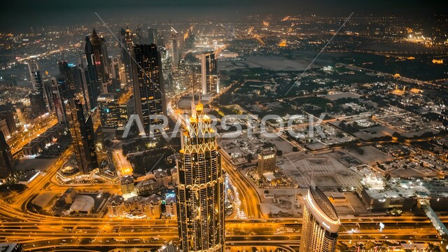 الفن الهندسي المعماري لبناء الأبراج و ناطحات السحاب المضيئة في المساء, أماكن ومعالم سياحية في الإمارات العربية المتحدة, صورة جوية لمدينة دبي ليلا، المباني المنشآت التجارية والسكنية الشاهقة
