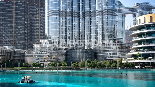 الواجهة السياحية في الامارات العربية المتحدة، الفن الهندسي المعماري على الطراز الحديث للأبراج وناطحات السحاب، مدينة دبي في وقت النهار، جذب واستقطاب السياح من انحاء العالم، الاهتمام بالتشجير وزراعة النبات الخضراء، المعالم والأماكن السياحية المشهورة