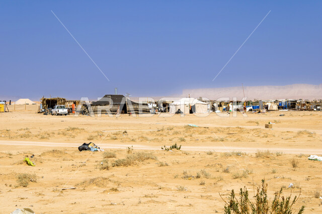 كشتة و جلسة بر شبابية، التخييم في صحاري المملكة العربية السعودية، الأجواء الشتوية الهادئة، الرمال الذهبية الناعمة، خيام بدوية شعبية وسط الصحراء, مخيمات سياحية في المناطق البرية