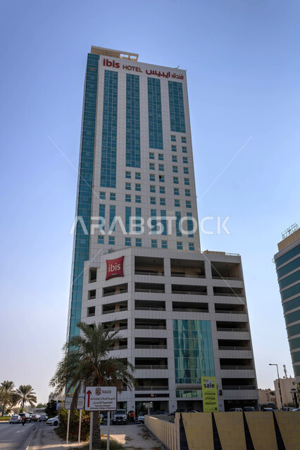 فندق إيبيس السيف في مملكة البحرين بالمنامة, الفن الهندسي المعماري على الطراز الحديث للفنادق والمنتجعات الفاخرة، مناطق جذب سياحي مشهورة, منظر السماء الزرقاء الصافية