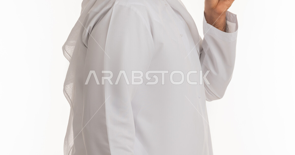 توضيح الصورة والرؤية عن قرب، بورتريه من الجانب لرجل عربي خليجي اماراتي ...