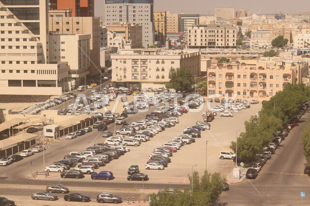  وسائل النقل و المواصلات، حركة مرور السيارات في  شوارع وطرقات مدينة الخبر في النهار, سهولة التنقل في طرق المملكة العربيه السعودية, الفن الهندسي المعماري على الطراز الحديث للمنشآت السكنية والتجارية