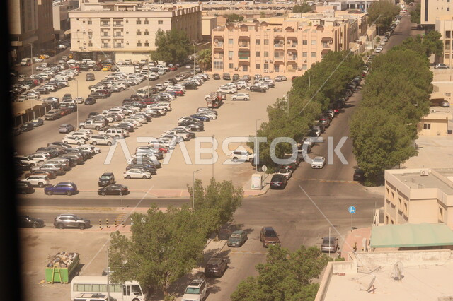  وسائل النقل و المواصلات، حركة مرور السيارات في  شوارع وطرقات مدينة الخبر في النهار, سهولة التنقل في طرق المملكة العربيه السعودية, الفن الهندسي المعماري على الطراز الحديث للمنشآت السكنية والتجارية