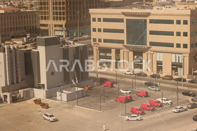  وسائل النقل و المواصلات، حركة مرور السيارات في  شوارع وطرقات مدينة الخبر في النهار, سهولة التنقل في طرق المملكة العربيه السعودية, الفن الهندسي المعماري على الطراز الحديث للمنشآت السكنية والتجارية