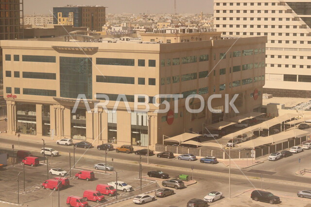  وسائل النقل و المواصلات، حركة مرور السيارات في  شوارع وطرقات مدينة الخبر في النهار, سهولة التنقل في طرق المملكة العربيه السعودية, الفن الهندسي المعماري على الطراز الحديث للمنشآت السكنية والتجارية