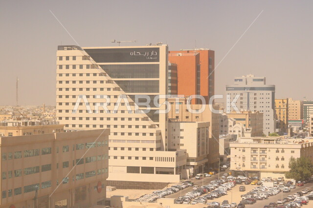  وسائل النقل و المواصلات، حركة مرور السيارات في  شوارع وطرقات مدينة الخبر في النهار, سهولة التنقل في طرق المملكة العربيه السعودية, الفن الهندسي المعماري على الطراز الحديث للمنشآت السكنية والتجارية