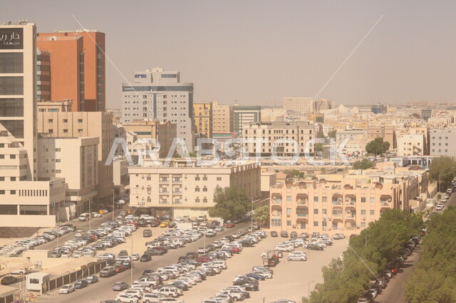  وسائل النقل و المواصلات، حركة مرور السيارات في  شوارع وطرقات مدينة الخبر في النهار, سهولة التنقل في طرق المملكة العربيه السعودية, الفن الهندسي المعماري على الطراز الحديث للمنشآت السكنية والتجارية