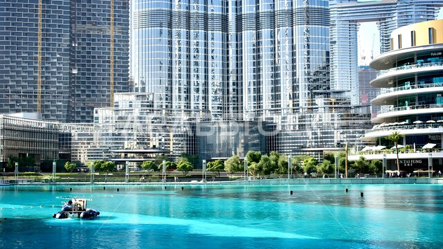 الفن الهندسي المعماري على الطراز الحديث للأبراج وناطحات السحاب، برج خليفة في مدينة دبي في وقت النهار، جذب واستقطاب السياح من انحاء العالم، الاهتمام بالتشجير وزراعة النبات الخضراء، الواجهة السياحية في الامارات العربية المتحدة، المعالم والأماكن السياحية المشهورة