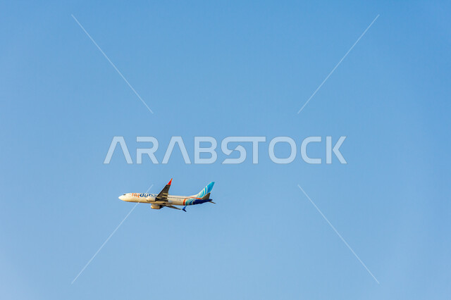 توفير الخدمات المتطورة لسهولة التنقل بين البلدان, طائرة إماراتية تحلق في السماء في وقت النهار, وسائل النقل و المواصلات الجوية, شركات و خطوط الطيران في الإمارات العربية المتحدة