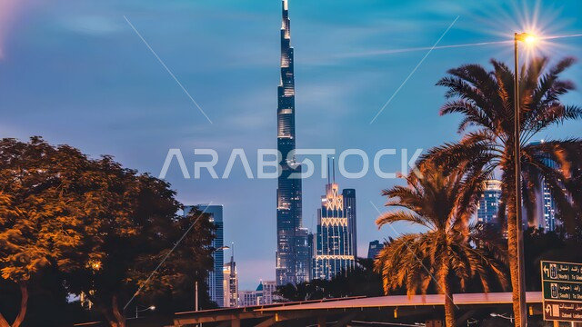 الفن الهندسي المعماري للأبراج وناطحات السحاب, برج خليفة في مدينة دبي في وقت الغروب, جذب واستقطاب السياح من انحاء العالم, النمو والتطور العمراني على ساحل الخليج العربي، الواجهة السياحية في الامارات العربية المتحدة