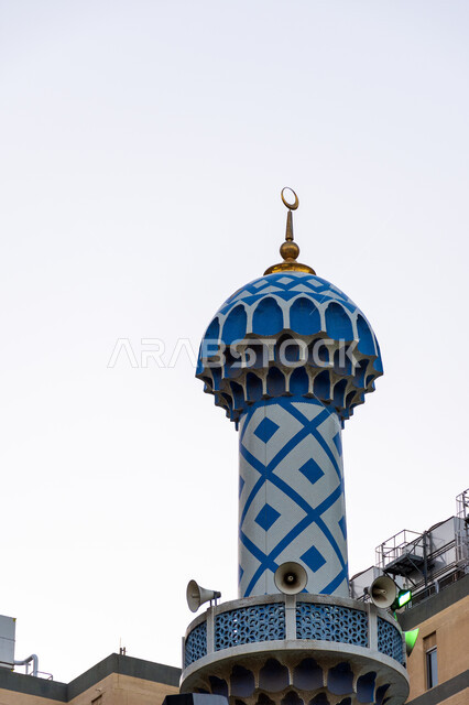 الفن الهندسي المعماري للمساجد في مدينة دبي, بناء دور العبادة على الطراز الإسلامي, صورة مقربة لمأذنة مسجد عمر علي بن حيدر بمنطقة الرقة, تجمع المسلمين من أجل أداء صلاة العيد في الامارات العربية المتحدة, المعالم والأماكن الاماراتية الدينية المشهورة