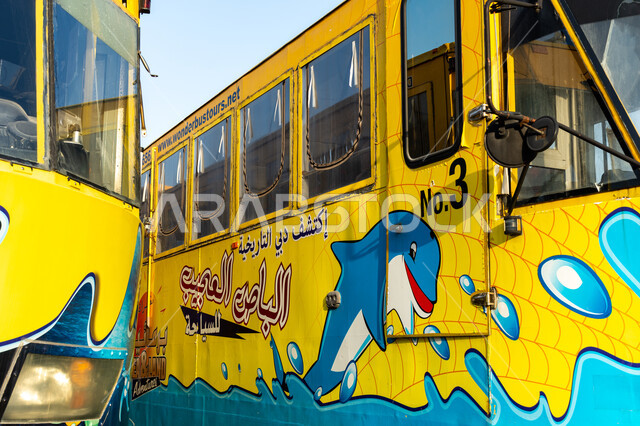 اكتشاف مدينة دبي التاريخية في الامارات العربية المتحدة، الحافلة البرمائية السياحية باللون الأصفر والأزرق، سهولة ومرونة وسائل النقل، ملصق إعلاني للترويج للرحلات الترفيهية في موسم الصيف، صورة مقربة للباص العجيب للسياحة