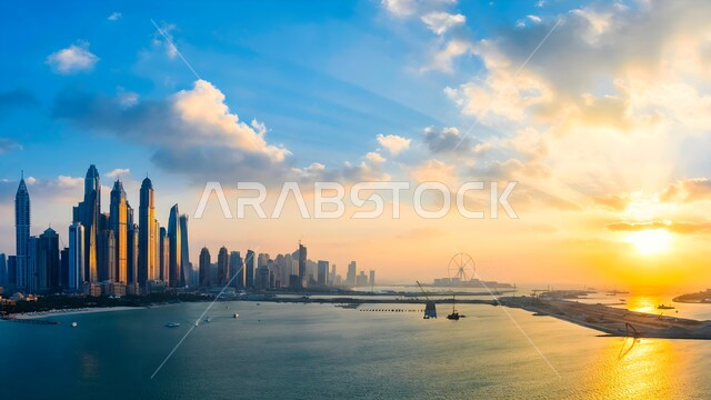  التطور العمراني الفني للأبراج وناطحات السحاب في الإمارات العربية المتحدة, الفن الهندسي المعماري على الطراز الحديث للمباني على الواجهة البحرية, معالم وأماكن السياحة المشهورة في دبي, منظر السماء المليئة بالغيوم وقت غروب الشمس