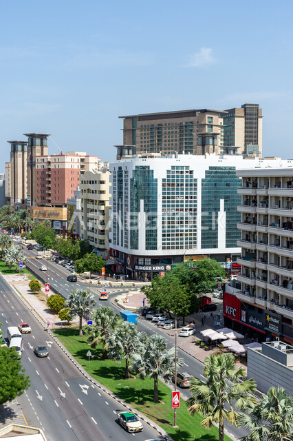 الفن الهندسي المعماري للمباني والمنشآت السكنية والتجارية في الإمارات العربية المتحدة, صورة من الاعلى لشارع الرقة في منطقة الديرة بمدينة دبي، الاهتمام بزراعة الأشجار والنباتات الطبيعية الخضراء في الشوارع